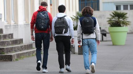 Des lycéens au lycée Saint-Sébastien à Landerneau (Finistère), le 18 mars 2024. (LIONEL LE SAUX / LE TELEGRAMME / MAXPPP)