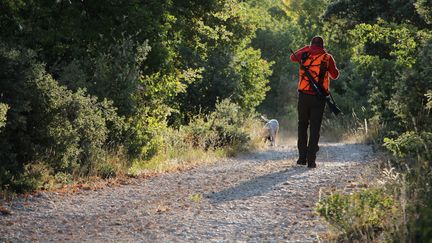 Un chasseur&nbsp;lors de l'ouverture de la chasse à Vénasque (Vaucluse), le 8 septembre 2019. (JADE PEYCHIERAS / FRANCE-BLEU VAUCLUSE)