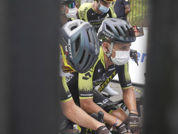 Les coureurs du Tour dans leur bulle avant le départ