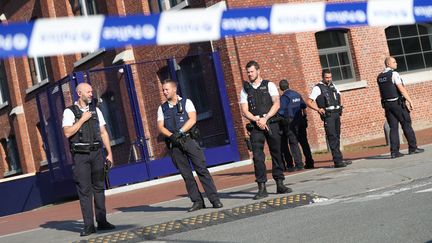 Des policiers sécurisent le périmètre de l'hôtel de police de Charleroi (Belgique), le 6 août 2016. (VIRGINIE LEFOUR / BELGA / AFP)