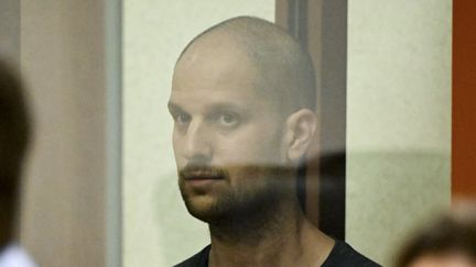 Le journaliste américain Evan Gershkovich assiste à son procès au tribunal régional de la ville d'Ekaterinbourg, en Russie, le 19 juillet 2024. (ALEXANDER NEMENOV / AFP)