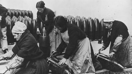 Des Bretonnes en plein travail, dans une usine d'armement à Brest. (HULTON ARCHIVE / GETTY IMAGES)