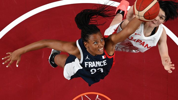 La basketteuse française&nbsp;Diandra Tchatchouang en action sous le panier, pendant le match France-Japon, aux JO de Tokyo 2020. La médaillée de bronze veut&nbsp;ouvrir un orphelinat à Bafoussam, au Cameroun pour 60 enfants avec une section&nbsp;basket. (ARIS MESSINIS / POOL / AFP)