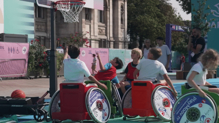 Deux semaines après les Jeux olympiques, les paralympiques s'apprêtent à démarrer. Dans Paris, diverses installations ont été pensées pour initier aux disciplines qui y seront représentées.