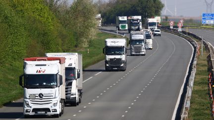 Comme de nombreux secteurs économiques, le tranport routier a été touché par les mesures de confinement. (photo d'illustration) (FRED HASLIN / MAXPPP)