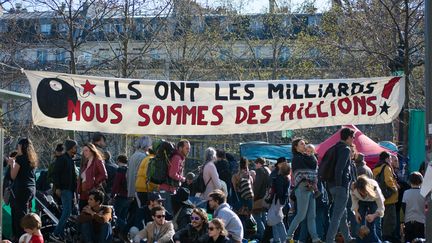 Une bannière place de la République le 10 avril 2016 à Paris. (CITIZENSIDE/LUCAS ARLAND / CITIZENSIDE)