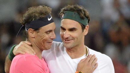 Rafael Nadal et Roger Federer lors d'un match à Cape Town (Afrique du Sud) le 7 février 2020. (RODGER BOSCH / AFP)