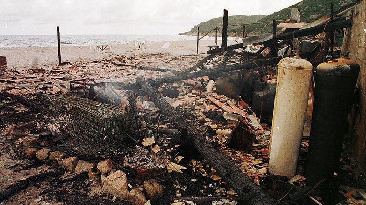 Le restaurant "Chez Francis", promis &agrave; la d&eacute;molition &agrave; la fin de l'&eacute;t&eacute; pour avoir &eacute;t&eacute; construit abusivement, enti&egrave;rement d&eacute;truit le 26 avril 1999 sur une page du golfe d'Ajaccio, par un incendie criminel. (COR / AFP)