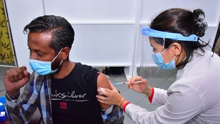 Un membre du personnel d'un centre de quarantaine reçoit la première dose de Covishield (AstraZeneca), le vaccin contre le nouveau coronavirus fabriqué en Inde par AstraZeneca-Oxford, à l'hôpital Victoria de Quatre Bornes, à Maurice, le 26 janvier 2021. (RISHI ETWAROO / L'EXPRESS MAURICE)