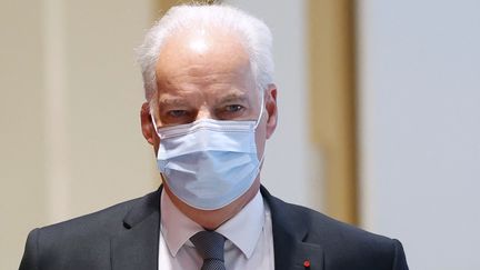 Alain Griset, alors ministre des PME, arrive au tribunal judiciaire de Paris pour son procès, le 12 octobre 2021.&nbsp; (THOMAS SAMSON / AFP)