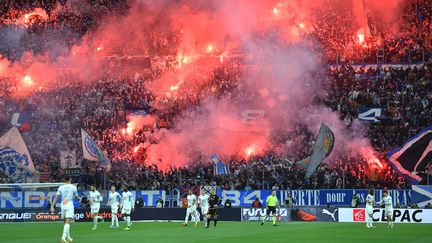 Des supporters marseillais dans les tribunes du Stade Vélodrome à Marseille, lors d'un match de Ligue 1 entre l'OM et l'OGC Nice, le 20 mars 2022. (SYLVAIN THOMAS / AFP)