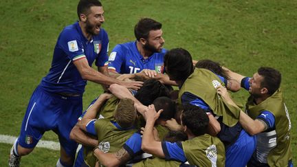 Les joueurs italiens c&eacute;l&egrave;brent leur premier but face &agrave; l'Angleterre, samedi 14 avril &agrave; Manaus (Br&eacute;sil). (ODD ANDERSEN / AFP)