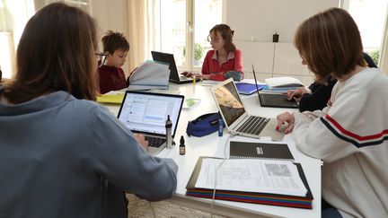 Gardes d'enfants, devoirs à la maison, les familles s'organisent pendant cette période de confinement. Pour tous, c'est une épreuve psychologique très difficile à vivre. (Illustration) (MAXPPP)