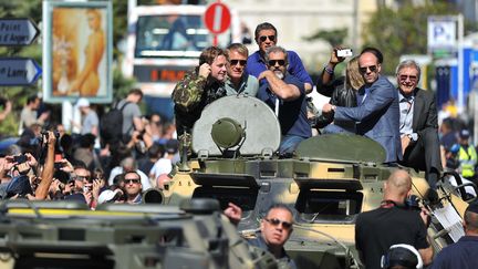 Dolph Lundgren, Mel Gibson, Sylvester Stallone, Jason Statham and Harrison sur des chars pour le film "The Expendables 3" pr&egrave;s du Carlton &agrave; Cannes, le 18 mai 2014 (ZIHNIOGLU KAMIL / SIPA)