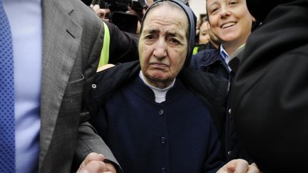 La religieuse catholique Maria Gomez Valbuena, accus&eacute;e d'avoir vol&eacute; un b&eacute;b&eacute; en 1982, &agrave; sa sortie du tribunal &agrave; Madrid (Espagne), le 12 avril 2012. (PEDRO ARMESTRE / AFP)