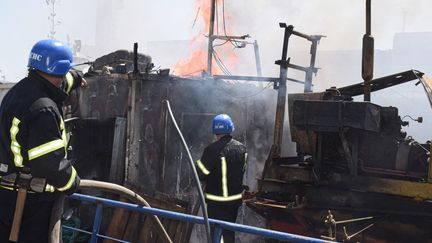 Des pompiers interviennent sur un bateau dans le port d'Odessa (Ukraine), touché par des missiles, le 23 juillet 2022, sur une photo transmise par le conseil municipal. (ODESSA CITY COUNCIL TELEGRAM CHANNEL / AFP)