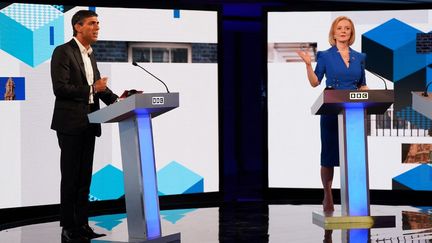 Rishi Sunak, l'ancien ministre des finances, et Liz Truss, l'actuelle ministre des affaires étrangères, lors d'un débat à la BBC, le 25 juillet 2022. (JACOB KING / POOL)