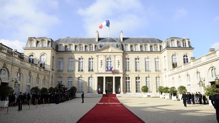 La cour de l'Elys&eacute;e, &agrave; Paris, avant la c&eacute;r&eacute;monie d'investiture de Fran&ccedil;ois Hollande, le 15 mai 2012. (LIONEL BONAVENTURE / AFP)