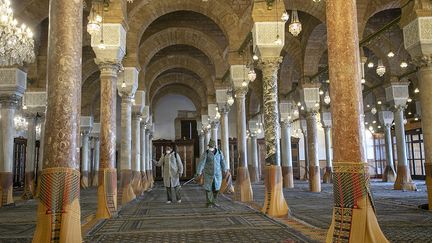 Comme Zitouna, la principale mosquée de la médina de Tunis, les édifices religieux ont été désinfectés, puis fermés en Tunisie. Le ministère des Affaires religieuses a formellement démenti les rumeurs sur les réseaux sociaux annonçant leurs réouvertures avant le début du ramadan le 23 avril.&nbsp; &nbsp; &nbsp; (YASSINE GAIDI / ANADOLU AGENCY /AFP)