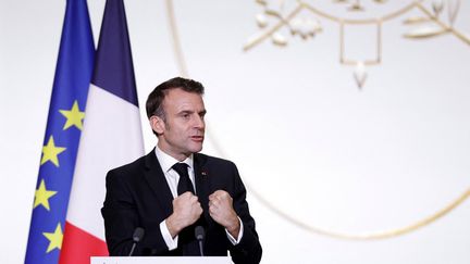 Emmanuel Macron, lors de la traditionnelle galette des rois à l'Elysée, le 5 janvier 2024. (TERESA SUAREZ / AFP)