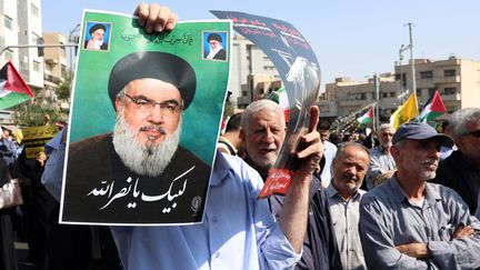 Un manifestant tient une affiche avec le portrait de Hassan Nasrallah, lors d'un rassemblement anti-Israël à Téhéran (Iran), le 27 septembre 2024, (ABEDIN TAHERKENAREH / MAXPPP)