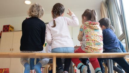 Des enfants dans une crèche à Dresde, en Allemagne, le 18 mai 2020.&nbsp; (SEBASTIAN KAHNERT / DPA-ZENTRALBILD / AFP)