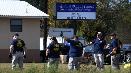 Des agents du FBI enquêtent à l'extérieur de l'égliste baptiste First Baptist Church à Sutherland Springs, au Texas (Etats-Unis), le 6 novembre 2017.&nbsp; (MARK RALSTON / AFP)