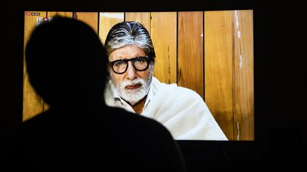 L'acteur indien&nbsp;Amitabh Bachchan&nbsp;lors du concert "I for India" organisé le 3 mai 2020 pour lever des fonds pour lutter contre le COVID-19 (JEWEL SAMAD / AFP)