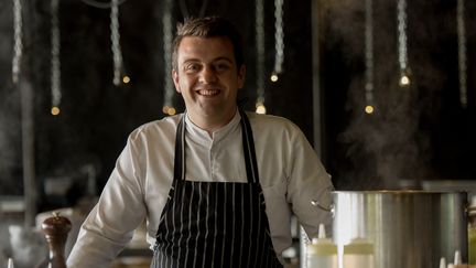 Le chef étoilé Alexandre Gauthier, dans son restaurant La Grenouillère, à La Madelaine-sous-Montreuil (Pas-de-Calais). (DENIS CHARLET / AFP)