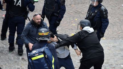 A gauche, Vincent Crase, agent de sécurité de LREM, le 1er mai 2018, lors d'une interpellation, place de la Contrescarpe, à Paris. (NAGUIB-MICHEL SIDHOM / AFP)