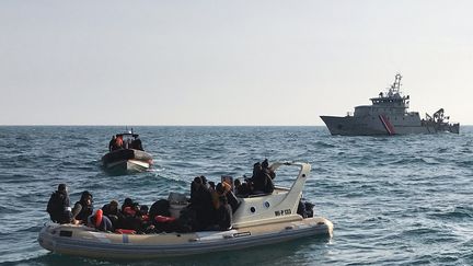 Des sauveteurs britanniques aidant des migrants dans la Manche, le 18 février 2019.&nbsp; (AFP PHOTO / SNSM)