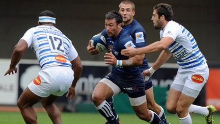 Paul Bosch (Montpellier) tente de s'infiltrer entre Seremaia Baikenuku et Rémi Tales (Castres)