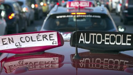 Des auto-écoles lors d'une manifestation sur le périphérique de Paris, le 6 février 2015.&nbsp; (JOEL SAGET / AFP)