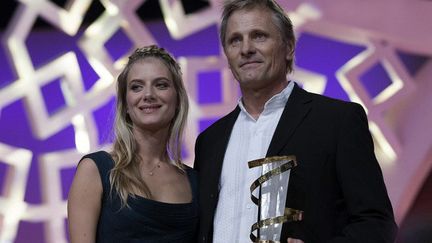 Viggo Mortensen reçoit des mains de Mélanie Laurent son "Etoile" au Festival international du film de Marrakech (FIFM), le 7 décembre 2014
 (Jalal Morchidi / ANADOLU AGENCY)