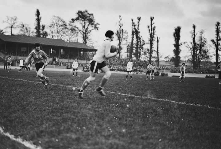 La gardienne française s'empare de la balle lors du match face aux Preston Ladies, à Herne Hill, dans la grande banlieue de Londres, en mai 1925. (TOPICAL PRESS AGENCY / HULTON ARCHIVE / GETTY IMAGES)