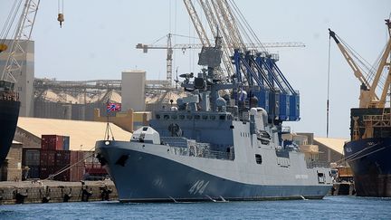 La frégate russe "Amiral Grigorovich" amarrée à un quai de Port-Soudan le 1er mars 2021. Autorisée déjà à faire escale, la marine russe souhaite désormais avoir une base permanente au Soudan. (IBRAHIM ISHAQ / AFP)