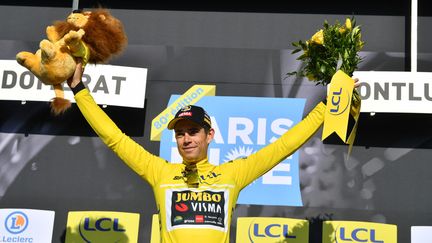 Wout van Aert avec le maillot jaune sur Paris-Nice, le 9 mars 2022 à Montluçon. (DAVID STOCKMAN / BELGA MAG / AFP)