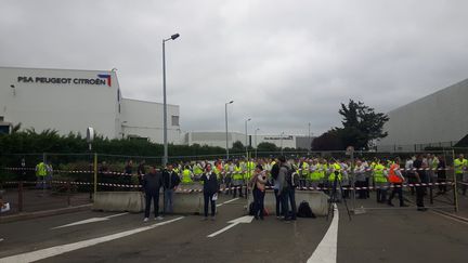 Les salariés de GM&amp;S rassemblés devant le site PSA de Poissy, mardi 5 septembre 2017. (ISABELLE RAYMOND / RADIO FRANCE)