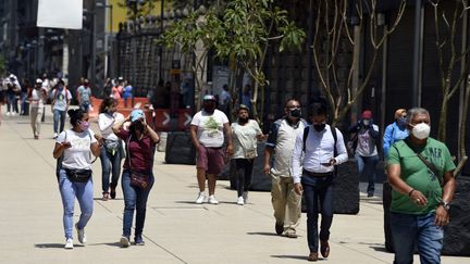 Des passants dans la rue Madero, à Mexico, le 3 juillet 2020.&nbsp; (ALFREDO ESTRELLA / AFP)