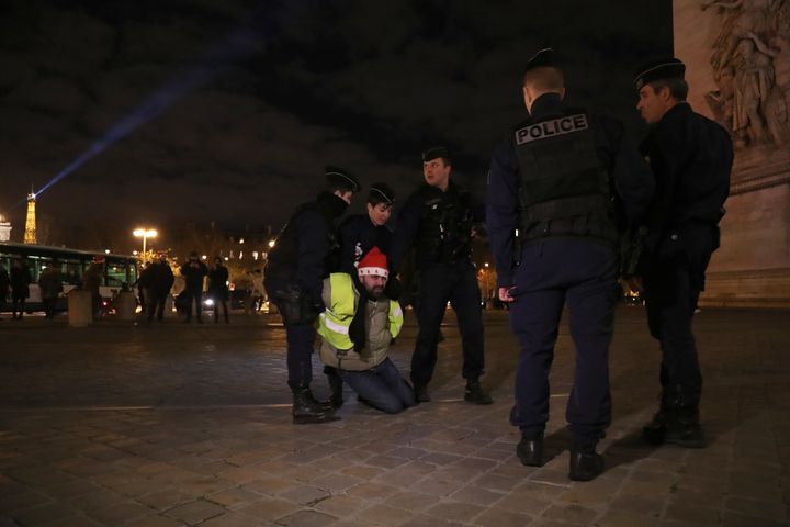 La police arrête un&nbsp;"gilet jaune" sur les&nbsp;Champs-Elysées, à Paris, le 24 décembre 2018.&nbsp; (ZAKARIA ABDELKAFI / AFP)