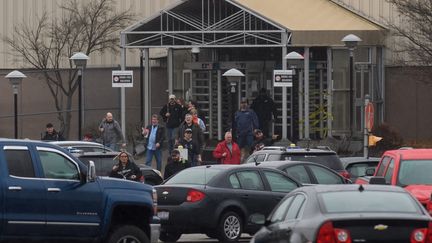 Des employés de General Motors sortent, le 26 novembre 2018, de l'usine de Lordstown dans l'Ohio (Etats-Unis), menacée de fermeture. (JEFF SWENSEN / GETTY IMAGES NORTH AMERICA / AFP)