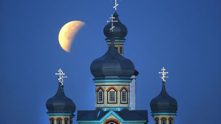 Une Super Lune à la fin de l'éclipse lunaire se lève derrière une église orthodoxe à Turets (110 km de Minsk)
 (Sergei Grits/AP/SIPA)