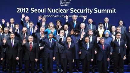 Des dirigeants du monde entier posent pour la photo de famille &agrave; l'occasion du Sommet sur la s&eacute;curit&eacute; nucl&eacute;aire &agrave; S&eacute;oul (Cor&eacute;e du Sud), le 27 mars 2012. (YONHAP / EPA / MAXPPP)