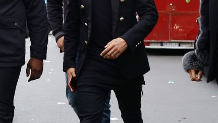 Le joueur du PSG Neymar dans les rues de Paris lors de la Fashion week (MEHDI TAAMALLAH / NURPHOTO)