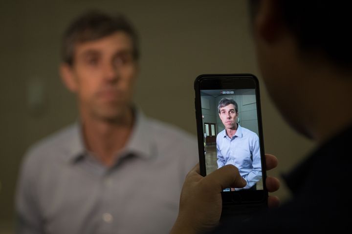 Beto O'Rourke avant un meeting de campagne à Conroe, au Texas, le 21 octobre 2018.&nbsp; (LOREN ELLIOTT / AFP)