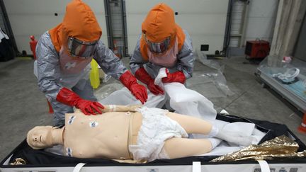 Des volontaires se pr&eacute;parent &agrave; partir dans les pays touch&eacute;s par Ebola en faisant une s&eacute;rie d'exercices sur des mannequins, &agrave; Cr&eacute;teil (Val-de-Marne), le 22 octobre 2014. (© PHILIPPE WOJAZER / REUTERS / X00303)