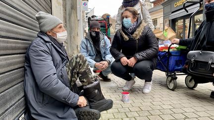 Des bénévoles de l’association "les maraudeuses" discutent avec une personne sans abri lors de leur maraude hebdomadaire à Périgueux (Dordogne), le 5 décembre 2020. (EMMANUEL CLAVERIE / FRANCE-BLEU PÉRIGORD)