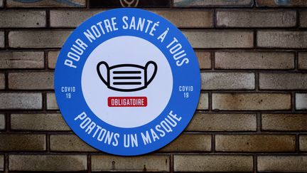 Un panneau annonçant l'obligation de porter un masque à l'entrée du métro à Paris le 1er juin 2020. (MARTIN NODA / HANS LUCAS / AFP)