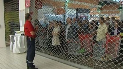 Capture d'&eacute;cran de la traditionnelle file d'attente dans un hypermarch&eacute; de Villeneuve d'Ascq (Nord), le 25 juin 2014, d&eacute;but des soldes d'&eacute;t&eacute; (FRANCE 3 NORD PAS-DE-CALAIS / FRANCETV INFO )