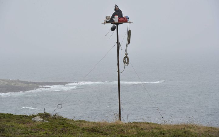 Abraham Poincheval en Bretagne pour l'exposition "La Rhétorique des marées"
 (PHOTOPQR/OUEST FRANCE)